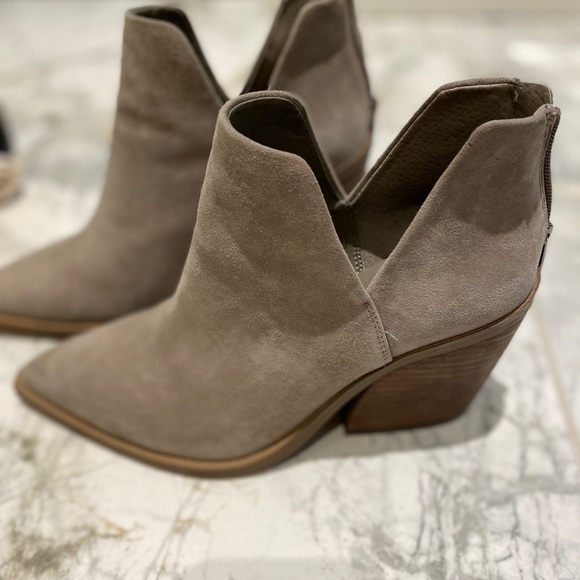 Vince Camuto grey booties, size 8.5 - Picture 4 of 4